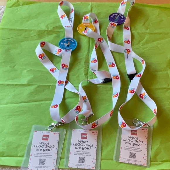 🔵🟡🟣 LEGO LE LANYARD WITH COLLECTABLE POPS 🟣🟡🔵 - Picture 4 of 16